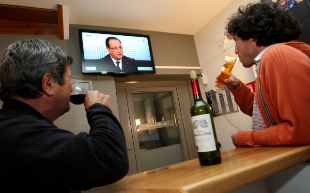 Δεν πείστηκαν οι Γάλλοι από την επικοινωνιακή «αντεπίθεση» του Ολάντ